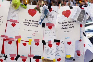 Barselona/İspanya, 21 Ağustos 2017: Barselona'nın Rambla üzerinde nerede Ağustos 2017, 17 yeniden bir araya insanlar en az 15 ölümcül kurbanları ve yaralı 120 haraç veren terörist bir saldırı olmuş.