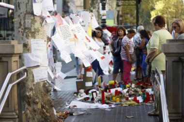 Barselona/İspanya, 21 Ağustos 2017: Barselona'nın Rambla üzerinde nerede Ağustos 2017, 17 yeniden bir araya insanlar en az 15 ölümcül kurbanları ve yaralı 120 haraç veren terörist bir saldırı olmuş.