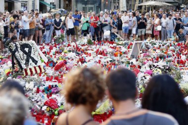 Barselona/İspanya, 21 Ağustos 2017: Barselona'nın Rambla üzerinde nerede Ağustos 2017, 17 yeniden bir araya insanlar en az 15 ölümcül kurbanları ve yaralı 120 haraç veren terörist bir saldırı olmuş.