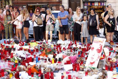 Barselona/İspanya, 21 Ağustos 2017: Barselona'nın Rambla üzerinde nerede Ağustos 2017, 17 yeniden bir araya insanlar en az 15 ölümcül kurbanları ve yaralı 120 haraç veren terörist bir saldırı olmuş.