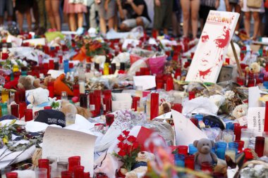 Barselona/İspanya, 21 Ağustos 2017: Barselona'nın Rambla üzerinde nerede Ağustos 2017, 17 yeniden bir araya insanlar en az 15 ölümcül kurbanları ve yaralı 120 haraç veren terörist bir saldırı olmuş.