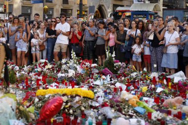 Barselona/İspanya, 21 Ağustos 2017: Barselona'nın Rambla üzerinde nerede Ağustos 2017, 17 yeniden bir araya insanlar en az 15 ölümcül kurbanları ve yaralı 120 haraç veren terörist bir saldırı olmuş.