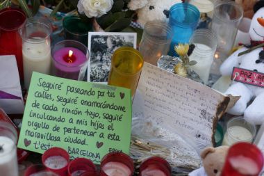 Barselona/İspanya, 21 Ağustos 2017: Barselona'nın Rambla üzerinde nerede Ağustos 2017, 17 yeniden bir araya insanlar en az 15 ölümcül kurbanları ve yaralı 120 haraç veren terörist bir saldırı olmuş.