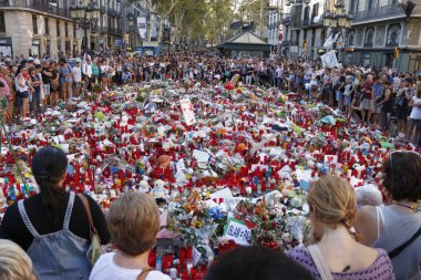 Barselona/İspanya, 21 Ağustos 2017: Barselona'nın Rambla üzerinde nerede Ağustos 2017, 17 yeniden bir araya insanlar en az 15 ölümcül kurbanları ve yaralı 120 haraç veren terörist bir saldırı olmuş.