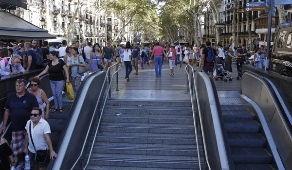 Barselona/İspanya, 21 Ağustos 2017: Barselona'nın Rambla üzerinde nerede Ağustos 2017, 17 yeniden bir araya insanlar en az 15 ölümcül kurbanları ve yaralı 120 haraç veren terörist bir saldırı olmuş.