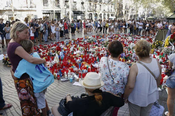 BARCELONA / ESPAÑA - 21 DE AGOSTO DE 2017: Las personas se reunieron en la Rambla de Barcelona, donde el 17 de agosto de 2017 ha sido un atentado terrorista, en homenaje a las al menos 15 víctimas mortales y más de 120 heridos . —  Fotos de Stock