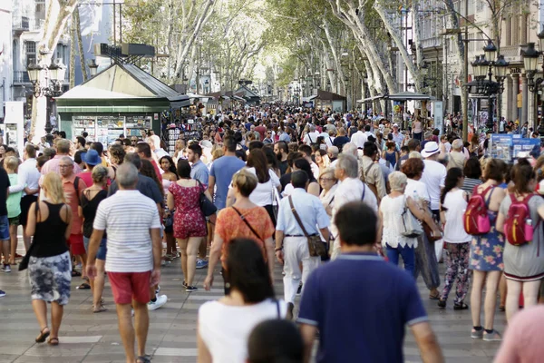 Barcelona/Spanien - 21 augusti 2017: människor som återförenas på Barcelonas Rambla, där 17 augusti 2017 har varit en terroristattack, ger hyllning till minst 15 dödlig offren och över 120 skadade. — Stockfoto