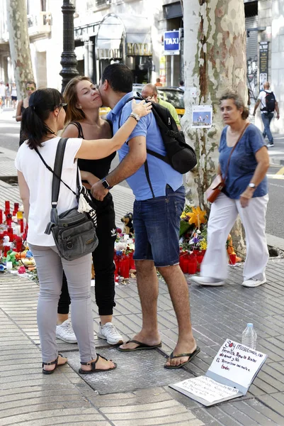 BARCELONA / SPAGNA - 21 AGOSTO 2017: Le persone riunite sulla Rambla di Barcellona, dove il 17 agosto 2017 è stato un attacco terroristico, rendendo omaggio ad almeno 15 vittime mortali e oltre 120 feriti . — Foto Stock