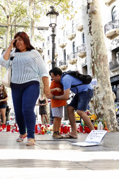 BARCELONA / ESPANHA - 21 DE AGOSTO DE 2017: Pessoas reunidas na Rambla de Barcelona, onde 17 de agosto de 2017 foi um ataque terrorista, homenageando pelo menos 15 vítimas fatais e mais de 120 feridos . — Fotografia de Stock