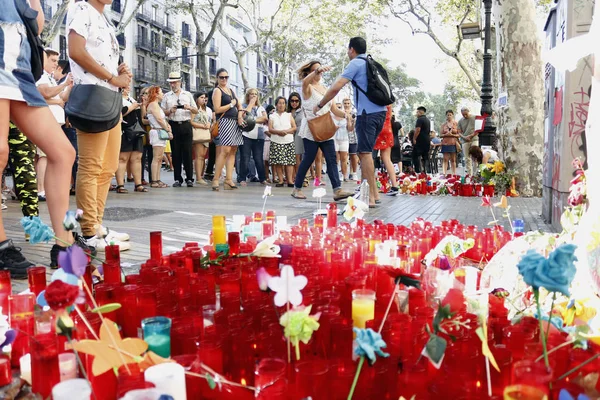 BARCELONA / ESPAÑA - 21 DE AGOSTO DE 2017: Las personas se reunieron en la Rambla de Barcelona, donde el 17 de agosto de 2017 ha sido un atentado terrorista, en homenaje a las al menos 15 víctimas mortales y más de 120 heridos . —  Fotos de Stock