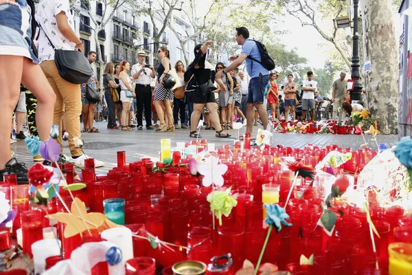 BARCELONA / ESPAÑA - 21 DE AGOSTO DE 2017: Las personas se reunieron en la Rambla de Barcelona, donde el 17 de agosto de 2017 ha sido un atentado terrorista, en homenaje a las al menos 15 víctimas mortales y más de 120 heridos . —  Fotos de Stock