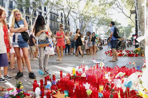 BARCELONA / ESPAÑA - 21 DE AGOSTO DE 2017: Las personas se reunieron en la Rambla de Barcelona, donde el 17 de agosto de 2017 ha sido un atentado terrorista, en homenaje a las al menos 15 víctimas mortales y más de 120 heridos . —  Fotos de Stock