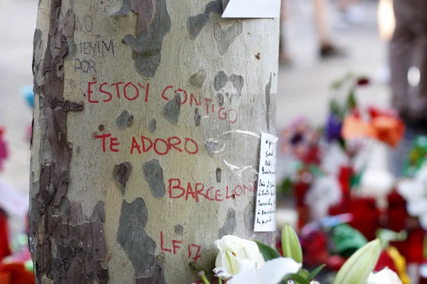 BARCELONA / SPAGNA - 21 AGOSTO 2017: Le persone riunite sulla Rambla di Barcellona, dove il 17 agosto 2017 è stato un attacco terroristico, rendendo omaggio ad almeno 15 vittime mortali e oltre 120 feriti . — Foto Stock