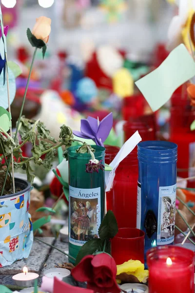 BARCELONA / SPAGNA - 21 AGOSTO 2017: Le persone riunite sulla Rambla di Barcellona, dove il 17 agosto 2017 è stato un attacco terroristico, rendendo omaggio ad almeno 15 vittime mortali e oltre 120 feriti . — Foto Stock