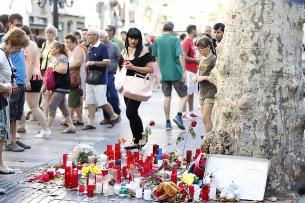 BARCELONA / SPAGNA - 21 AGOSTO 2017: Le persone riunite sulla Rambla di Barcellona, dove il 17 agosto 2017 è stato un attacco terroristico, rendendo omaggio ad almeno 15 vittime mortali e oltre 120 feriti . — Foto Stock