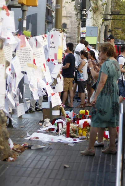 BARCELONA / SPAGNA - 21 AGOSTO 2017: Le persone riunite sulla Rambla di Barcellona, dove il 17 agosto 2017 è stato un attacco terroristico, rendendo omaggio ad almeno 15 vittime mortali e oltre 120 feriti . — Foto Stock