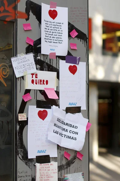 バルセロナ/スペイン - 2017 年 8 月 21 日: 2017 年 8 月 17 日、バルセロナのランブラス通りに再会した人々 はテロ攻撃をされている少なくとも 15 の致命的な犠牲者と負傷者 120 以上に賛辞を与えること. — ストック写真