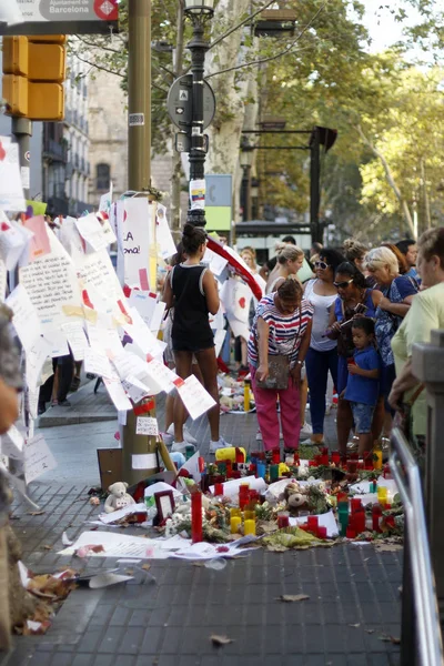 BARCELONA / SPAGNA - 21 AGOSTO 2017: Le persone riunite sulla Rambla di Barcellona, dove il 17 agosto 2017 è stato un attacco terroristico, rendendo omaggio ad almeno 15 vittime mortali e oltre 120 feriti . — Foto Stock