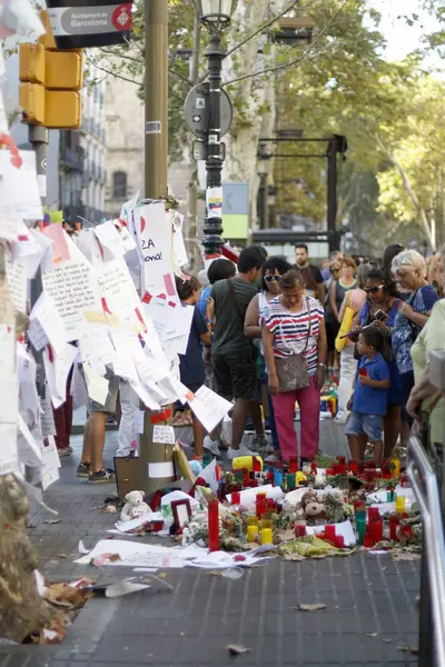 BARCELONA / SPAGNA - 21 AGOSTO 2017: Le persone riunite sulla Rambla di Barcellona, dove il 17 agosto 2017 è stato un attacco terroristico, rendendo omaggio ad almeno 15 vittime mortali e oltre 120 feriti . — Foto Stock