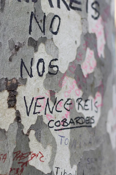 BARCELONA / ESPAÑA - 21 DE AGOSTO DE 2017: Las personas se reunieron en la Rambla de Barcelona, donde el 17 de agosto de 2017 ha sido un atentado terrorista, en homenaje a las al menos 15 víctimas mortales y más de 120 heridos . — Foto de Stock