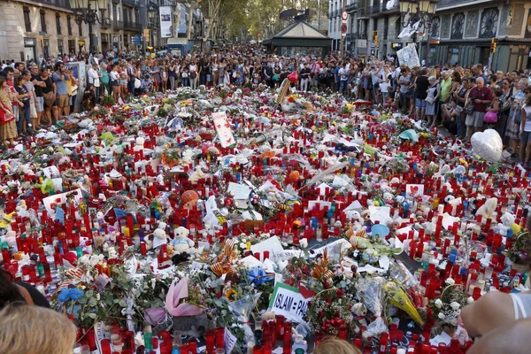 BARCELONA / SPAGNA - 21 AGOSTO 2017: Le persone riunite sulla Rambla di Barcellona, dove il 17 agosto 2017 è stato un attacco terroristico, rendendo omaggio ad almeno 15 vittime mortali e oltre 120 feriti . — Foto Stock