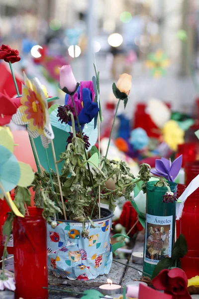 Barcelona / spanien - 21. August 2017: Auf der Rambla von Barcelona, wo am 17. August 2017 ein Terroranschlag verübt wurde, gedenken die Menschen der mindestens 15 Todesopfer und über 120 Verletzten. — Stockfoto