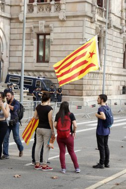 Barcelona, Catalonia, İspanya, 27 Ekim 2017: insanlar kutluyor Catalunya yakınındaki Parc de la Ciutadella bağımsızlığı ilan etmek oy