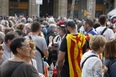 Barcelona, Catalonia, İspanya, 27 Ekim 2017: insanlar kutluyor Catalunya yakınındaki Parc de la Ciutadella bağımsızlığı ilan etmek oy