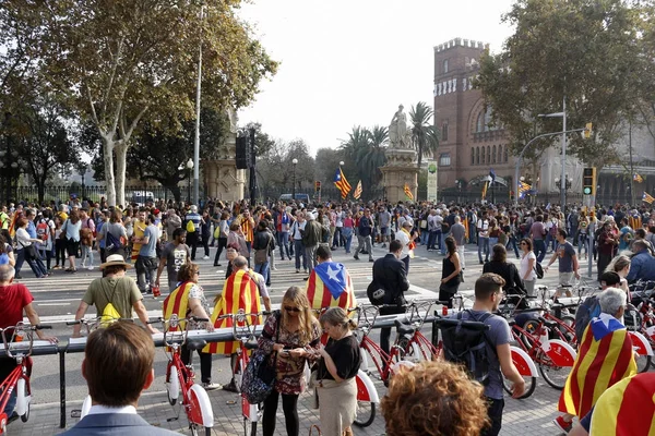 Barcellona, Catalogna, Spagna, 27 ottobre 2017: la gente celebra il voto per dichiarare l'indipendenza della Catalogna vicino al Parc de la Ciutadella — Foto Stock