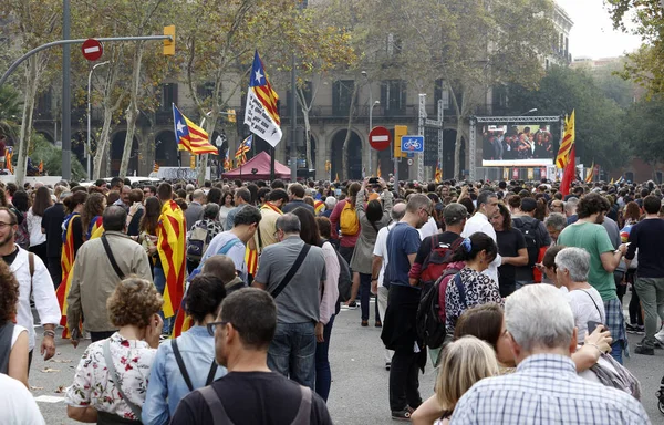 Barcellona, Catalogna, Spagna, 27 ottobre 2017: la gente celebra il voto per dichiarare l'indipendenza della Catalogna vicino al Parc de la Ciutadella — Foto Stock