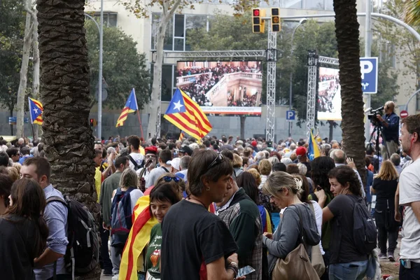 Barcelona, Catalonia, İspanya, 27 Ekim 2017: insanlar kutluyor Catalunya yakınındaki Parc de la Ciutadella bağımsızlığı ilan etmek oy — Stok fotoğraf