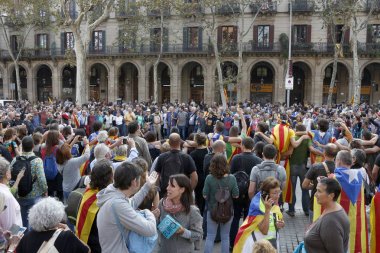Barcelona, Catalonia, İspanya, 27 Ekim 2017: insanlar kutluyor Catalunya yakınındaki Parc de la Ciutadella bağımsızlığı ilan etmek oy