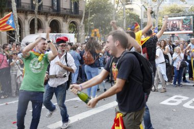 Barcelona, Catalonia, İspanya, 27 Ekim 2017: insanlar kutluyor Catalunya yakınındaki Parc de la Ciutadella bağımsızlığı ilan etmek oy