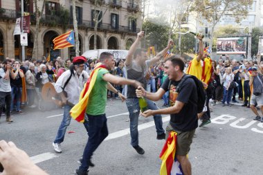 Barcelona, Catalonia, İspanya, 27 Ekim 2017: insanlar kutluyor Catalunya yakınındaki Parc de la Ciutadella bağımsızlığı ilan etmek oy