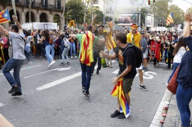 Barcelona, Catalonia, İspanya, 27 Ekim 2017: insanlar kutluyor Catalunya yakınındaki Parc de la Ciutadella bağımsızlığı ilan etmek oy