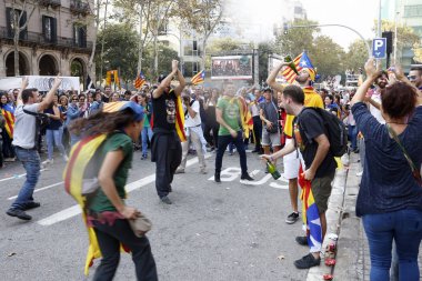 Barcelona, Catalonia, İspanya, 27 Ekim 2017: insanlar kutluyor Catalunya yakınındaki Parc de la Ciutadella bağımsızlığı ilan etmek oy