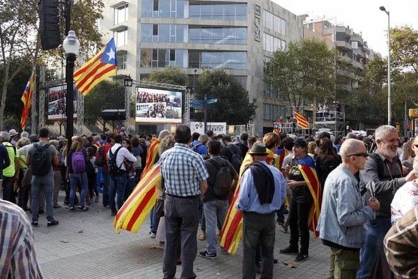 Barcelona, Catalonia, İspanya, 27 Ekim 2017: insanlar kutluyor Catalunya yakınındaki Parc de la Ciutadella bağımsızlığı ilan etmek oy — Stok fotoğraf