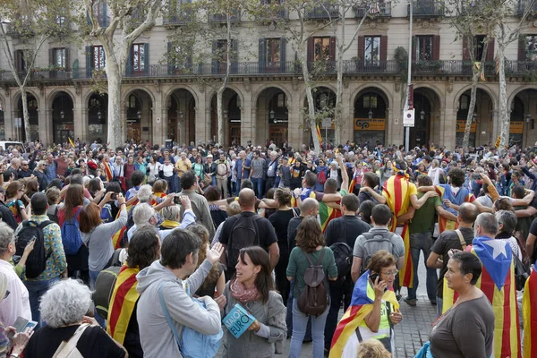 Barcellona, Catalogna, Spagna, 27 ottobre 2017: la gente celebra il voto per dichiarare l'indipendenza della Catalogna vicino al Parc de la Ciutadella — Foto Stock