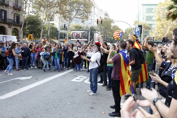 Barcelona, Catalunha, Espanha, 27 de outubro de 2017: as pessoas celebram o voto para declarar a independência da Catalunha perto do Parc de la Ciutadella — Fotografia de Stock