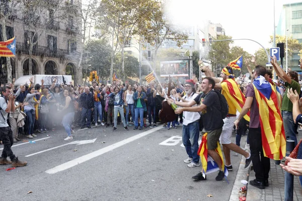 Barcelona, Katalánsko, Španělsko, 27 října 2017: slaví lidé volit vyhlásit nezávislost Katalánska, poblíž parku de la Ciutadella — Stock fotografie