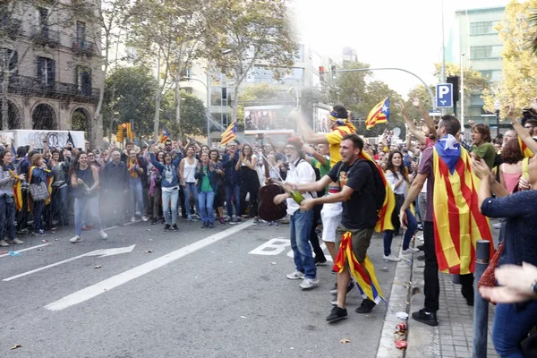 Barcellona, Catalogna, Spagna, 27 ottobre 2017: la gente celebra il voto per dichiarare l'indipendenza della Catalogna vicino al Parc de la Ciutadella — Foto Stock