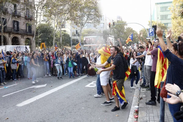 Barcellona, Catalogna, Spagna, 27 ottobre 2017: la gente celebra il voto per dichiarare l'indipendenza della Catalogna vicino al Parc de la Ciutadella — Foto Stock