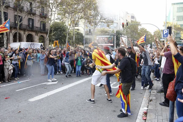 Barcellona, Catalogna, Spagna, 27 ottobre 2017: la gente celebra il voto per dichiarare l'indipendenza della Catalogna vicino al Parc de la Ciutadella — Foto Stock