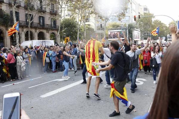 Barcelona, Catalonia, İspanya, 27 Ekim 2017: insanlar kutluyor Catalunya yakınındaki Parc de la Ciutadella bağımsızlığı ilan etmek oy