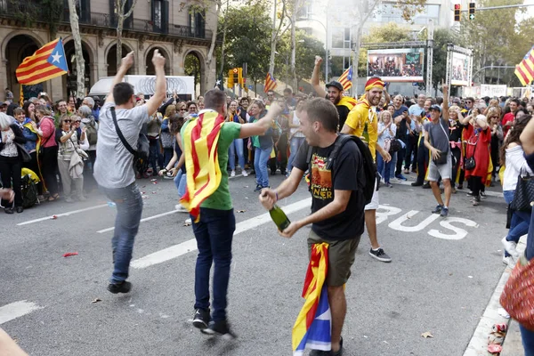 Barcelona, Catalonia, Spain, October 27, 2017: people celebrates vote to declare independence of Catalunya near Parc de la Ciutadella — Stock Photo, Image