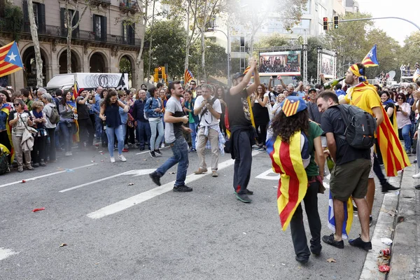 Барселона, Каталония, Испания, 27 октября 2017 года: люди празднуют голосование за провозглашение независимости Каталонии возле парка Цитадели — стоковое фото
