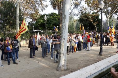 Barcelona, Catalonia, İspanya, 27 Ekim 2017: insanlar kutluyor Catalunya yakınındaki Parc de la Ciutadella bağımsızlığı ilan etmek oy