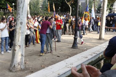 Barcelona, Catalonia, İspanya, 27 Ekim 2017: insanlar kutluyor Catalunya yakınındaki Parc de la Ciutadella bağımsızlığı ilan etmek oy