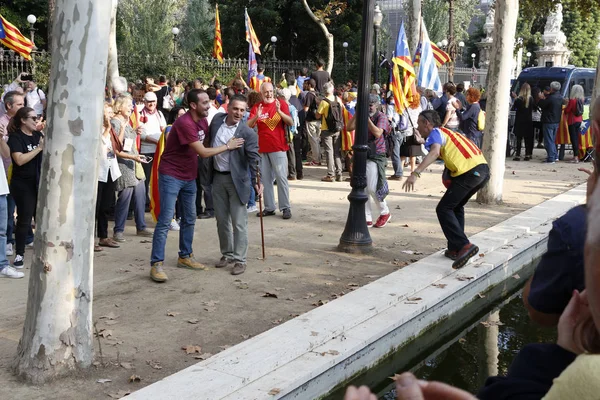 Barcellona, Catalogna, Spagna, 27 ottobre 2017: la gente celebra il voto per dichiarare l'indipendenza della Catalogna vicino al Parc de la Ciutadella — Foto Stock