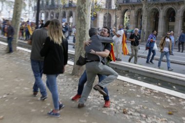 Barcelona, Catalonia, İspanya, 27 Ekim 2017: insanlar kutluyor Catalunya yakınındaki Parc de la Ciutadella bağımsızlığı ilan etmek oy